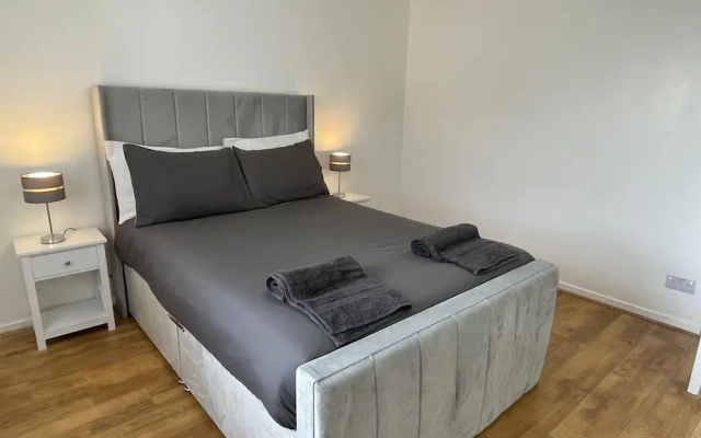 New! 4 Bedroom London House With Garden and Lawn