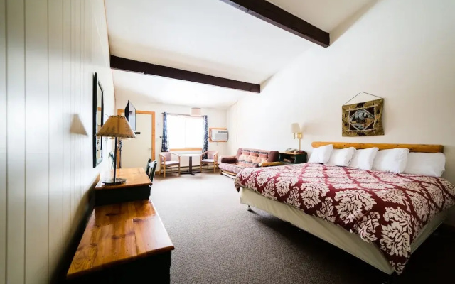 Hiawatha Lodge Inn