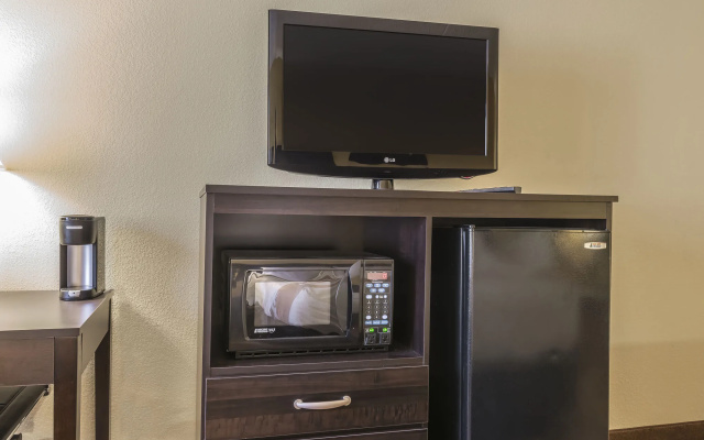 Quality Inn & Suites Pittsburgh Harmarville
