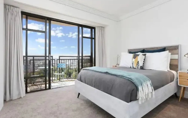Bright 1 Bedroom Beauty with Balcony Zodiak Stays