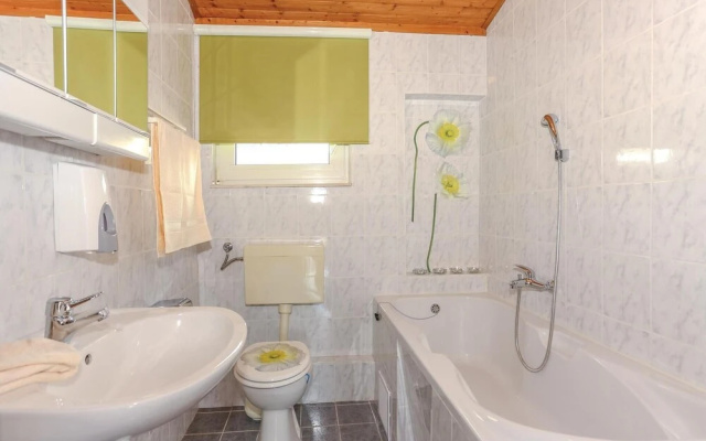 Beautiful Home in Nemira With Jacuzzi, Wifi and 2 Bedrooms