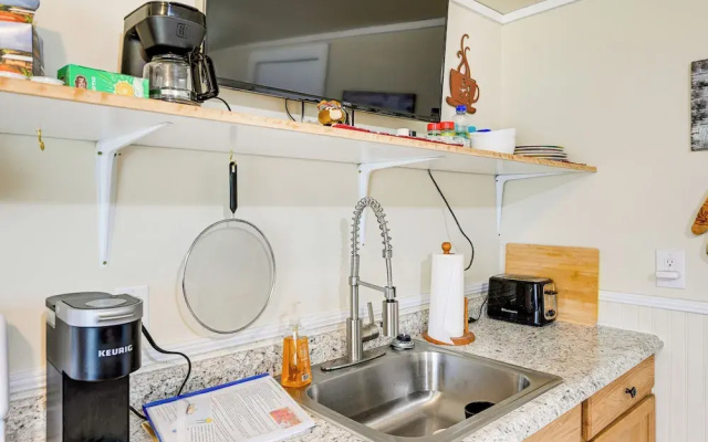 Shared Hot Tub & Fire Pit: Tranquil Whittier Gem!