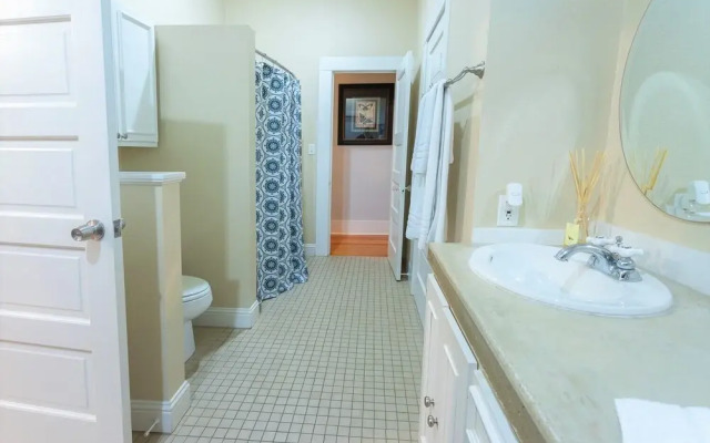 Heart of Fredericksburg w/Pool,Hot-Tub&Grill