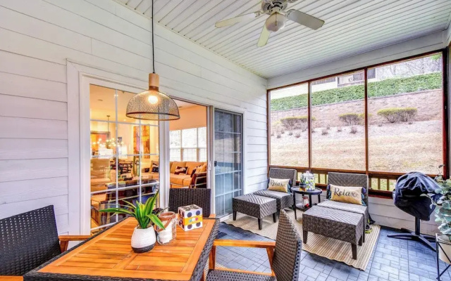Modern Condo + Golf Course View, Near Hiking!