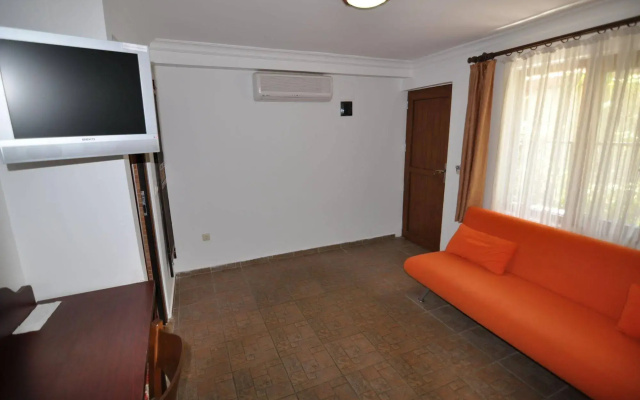 Longhouse Inn Hotel