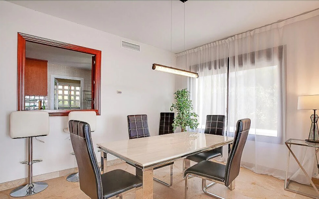 3 bedroom apartment garden and sea view