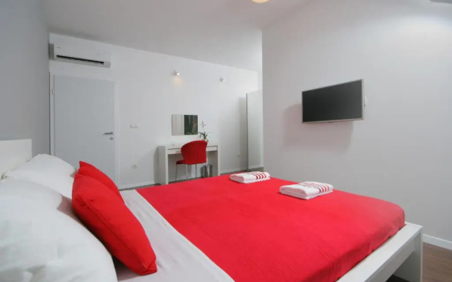 Charm Apartments And Rooms