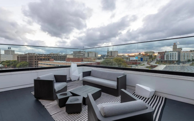 Flexhome Skywalk to Fiserv U5 RooftopGymParking