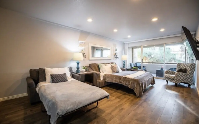 Scottsdale Camelback Rd 1 Bedroom Condo by RedAwning