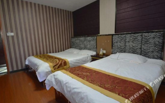 Lanwan Qingxiang Hotel (Fenghuang West Street Yunjin Road Subway Station)