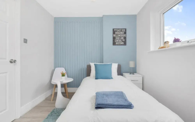 Stylish 4-bed Apartment - Parking & Central Links