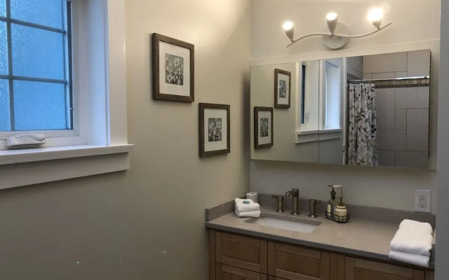 Kelowna Bed & Breakfast (CHATHAM HOUSE)