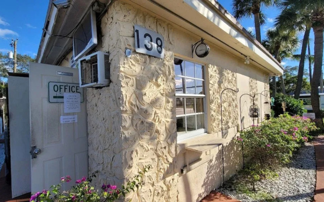 Barefoot Mailman Inn & Suites