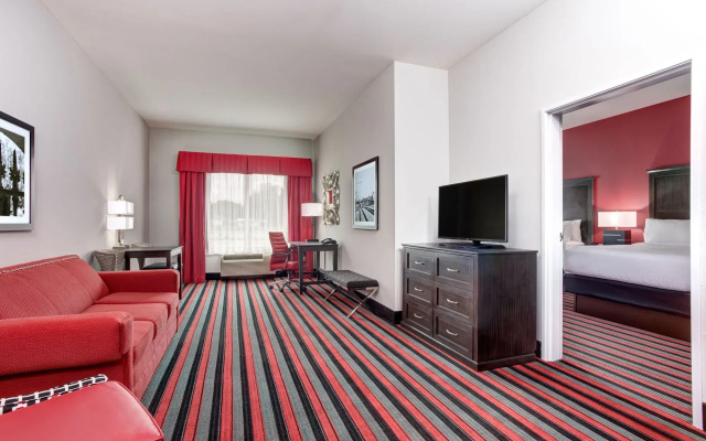 Holiday Inn & Suites Lafayette North by IHG