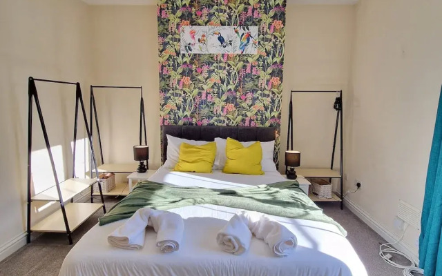 2-Bedroom with Free Parking in Coventry