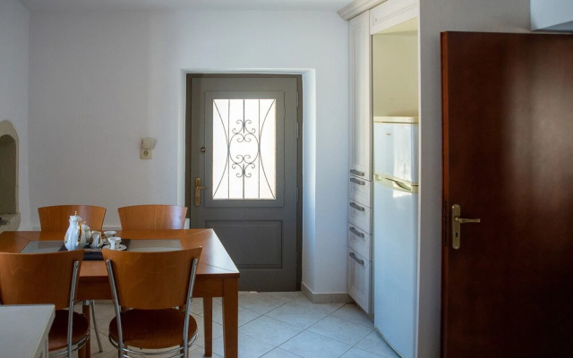 "sifakis Gorgeous Stone House"