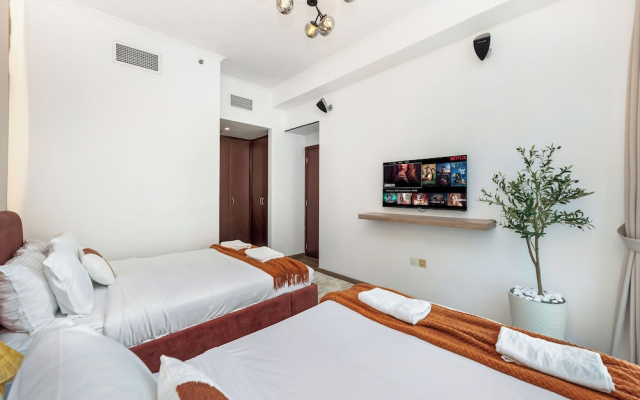 Urban Dubai Marina Stay Near Yacht