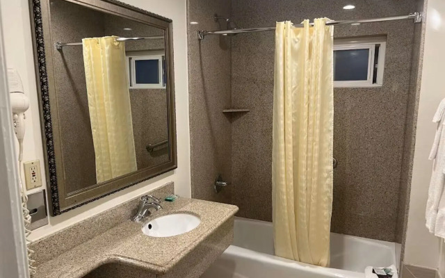 Redondo Inn and Suites
