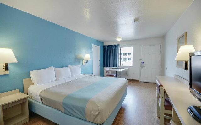 Motel 6 Webster, TX - Houston - Nasa Lake