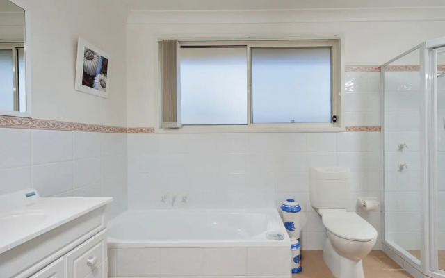 White Waves, 7B Achilles Street
