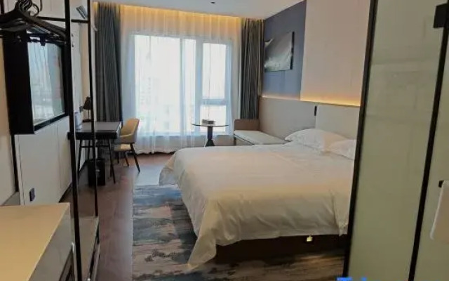Sakura Light Luxury Hotel (Luohe Xintiandi Pedestrian Street)