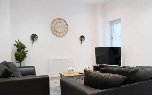 Modern House & Contractors & City Centre & Free Parking