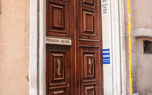 Отель Pensión Segre вид на фасад