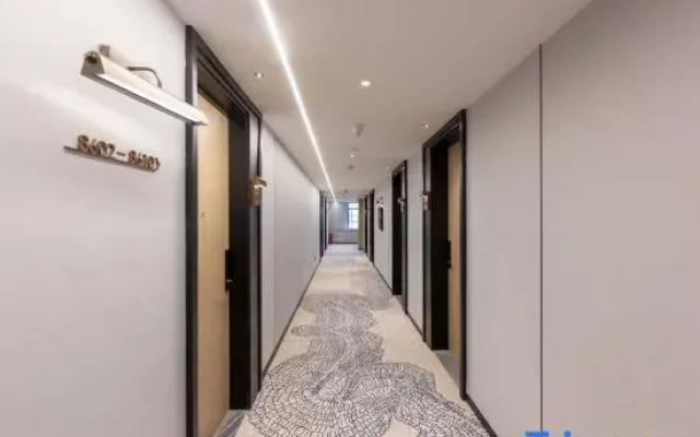 Super8 Hyatt  Hotel (Daxinghuangcun Railway Staion Subway Station Store)