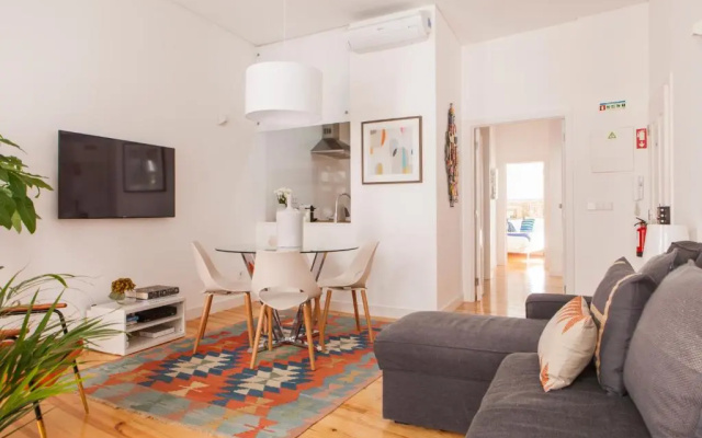 Cozy 1st Floor Flat Central Chiado District With Balconies and AC 19th Century building