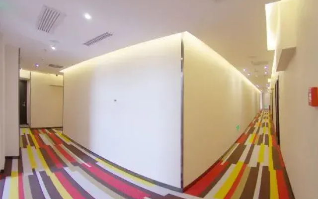 Ibis Hotel (Beijing Shichahai Gulou Street Metro Station)