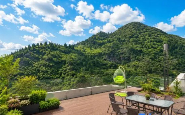 Yuexiang · Lianlian Buyi Mountain View Terrace Design Guesthouse (Huangguoshu Waterfall)