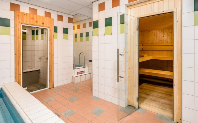 Comfy Chalet With Sunshower, Located in a Forrest