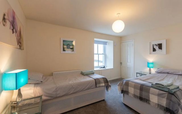 Cellardyke 3-bed Cottage, Sleeps 6 by Seafront