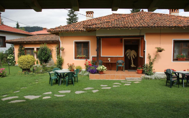 K'scha Bobi, Bobi's guest house