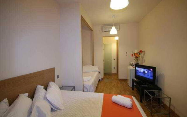 Отель Apartamentos KM1 Lavapies Мадрид комната для гостей