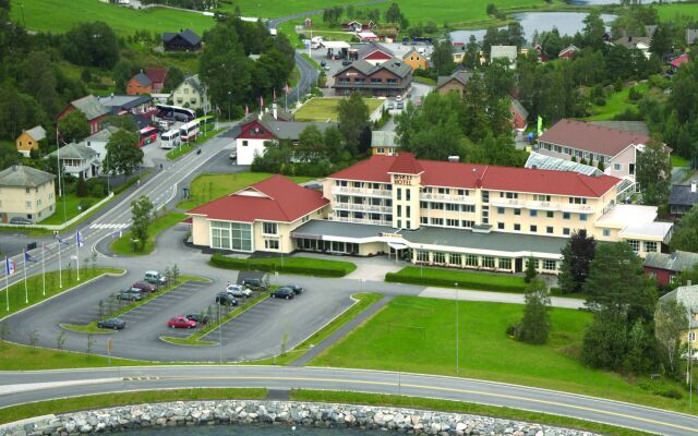 Thon Hotel Jølster вид на фасад