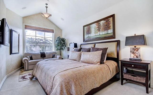 Park Avenue Lofts #303 by RedAwning