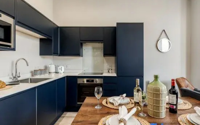 Gorgeous Family 2-Bed Apt w/ Free Gym & Parking