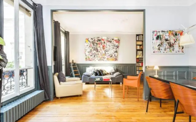 Large & Bright Apartment, Central Paris, Montmartre-Opéra, Picturesque Rue des Martyrs