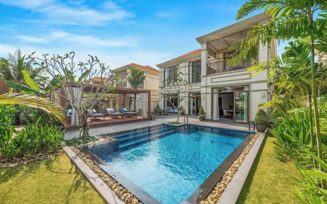 Beachside Villa: 2BR Private Pool & Breakfast