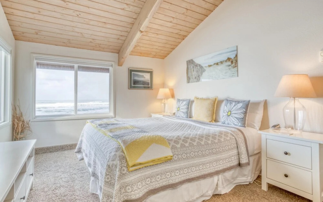 Oceanfront Haven with Panoramic Views - Gorgeous Coastal Retreat