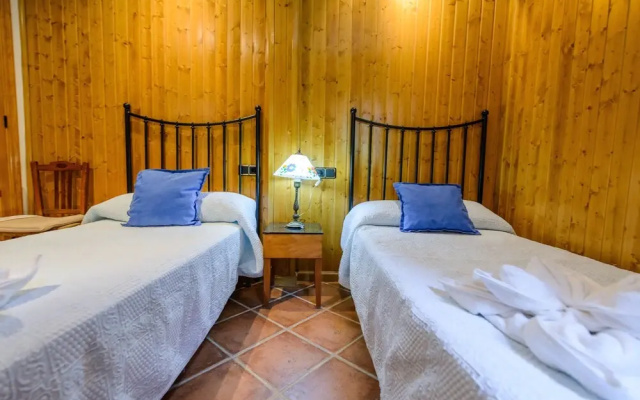 La Casita con jardín frente a la cascada