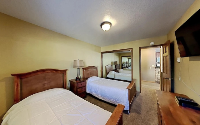 Slopeside Deluxe 2 Bedroom Condo with Free Parking, Spa, Free Gondola (Sierra Megeve 25) by RedAwning