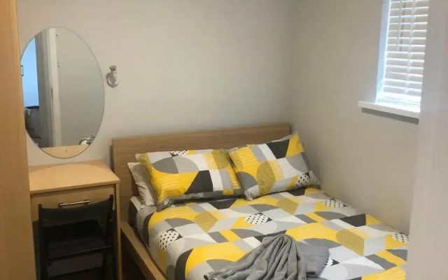 Cheerful 4 bedroom town house with bbq,
