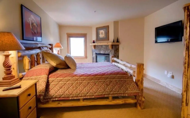 3 Bedroom Condo in River Run with Shared Pool, Hot Tubs, 100 yards to Gondola
