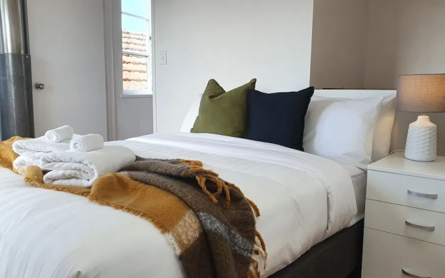 Bright And Modern Oasis In Kingsland