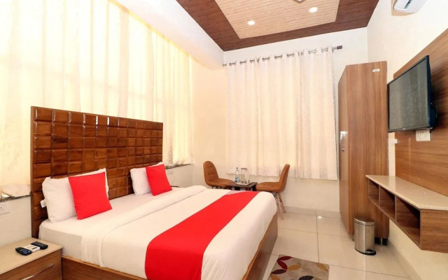 OYO 28142 Hotel Sharrytel