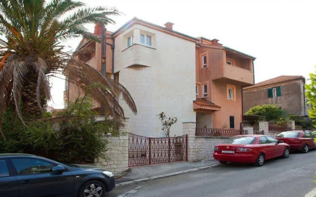 Cro Jet Set Palace