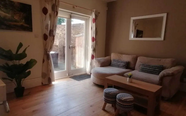 Bright Clapham flat with private garden, sleeps 4
