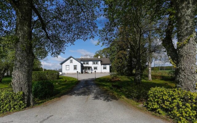 Отель Hagbackens Gård Bed & Breakfast Эребру вид на фасад